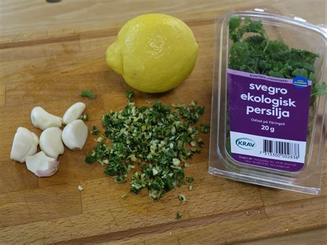 Hacka  samt strö  ovan persiljan.