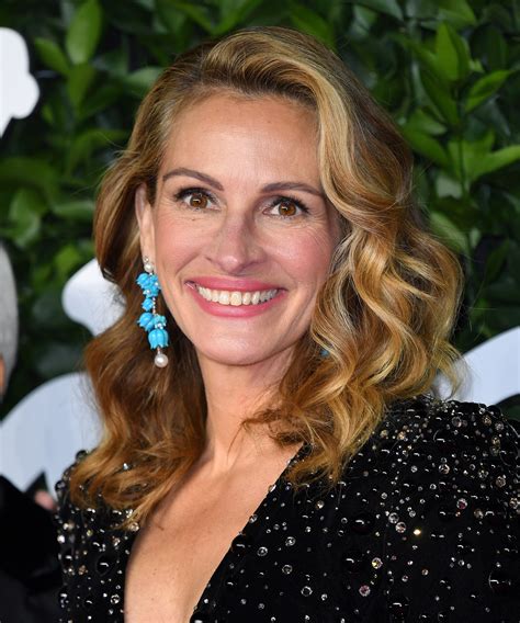 Hair at julia. April 29, 2016. Julia Roberts’ and her hair in Mother’s Day (Open Road Films) Julia Roberts’s blunt bob in Mother’s Day has been compared to a lot of things. One film critic on Twitter ... 