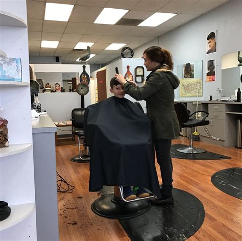 Haircut bellingham wa. If you have a small frame and are looking for the perfect short haircut, you’ve come to the right place. Choosing the right haircut for your small frame can be tricky, but with the... 