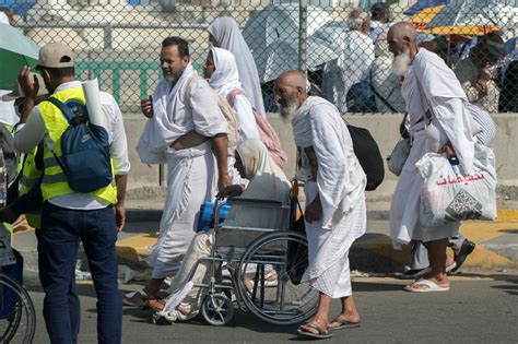 Hajj pilgrims brave intense heat to cast stones at the ‘devil’