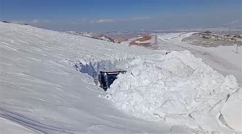 Hakkari'de karla mücadele... 5 metrelik kar tüneli