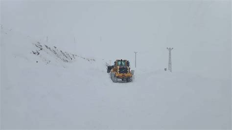 Hakkari’de 13 yol kar nedeniyle ulaşıma kapandı