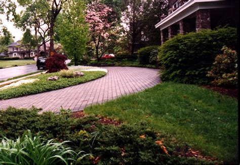 Half circle driveway ideas. Fences are also a great way of bringing a pop of colour into your front garden as it’s quick, easy and affordable to transform them with a lick of paint. 6. Line the driveway with a stone wall. If you have a steep driveway, a stone wall along its edges can increase the safety of the drive and improve aesthetics. 