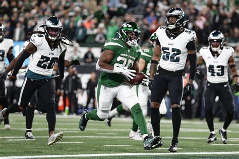 Hall runs for a TD after Adams’ INT and Jets shock Eagles 20-14 to send Philly to its first loss