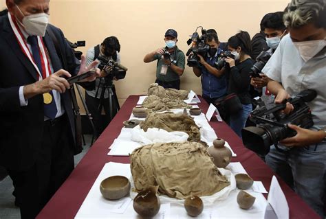 Hallan ocho momias sentadas en Perú, seis de ellas de bebés y niños