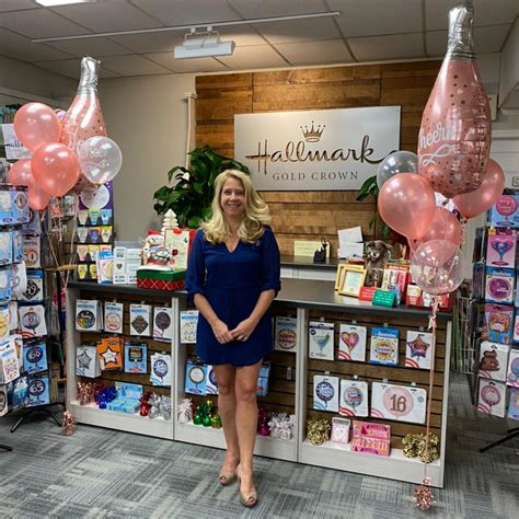 Dawn Gallucci opened Dawn’s Hallmark Shop after living in Ch