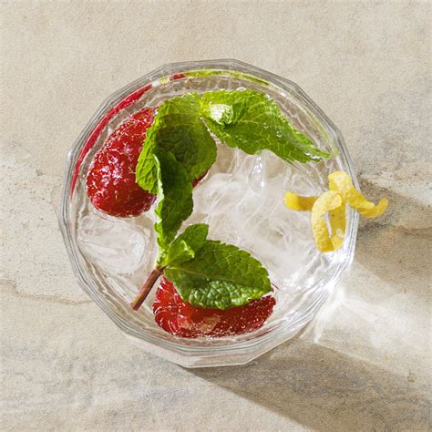 Hallon,  ny mynta, kiwi  samt citron; Infused  vatten with mango, mint and cucumber Mango,  ny mynta  samt gurka; Infused  vatten with mango, mint and cucumber.