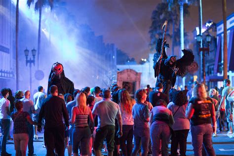 Halloween horror california. Jun 15, 2023 · Universal Studios Hollywood has announced dates and details for this year's Halloween Horror Nights event. The spookiest season of the year is just a few months away, but speculation for the event has already begun, as well as construction. 