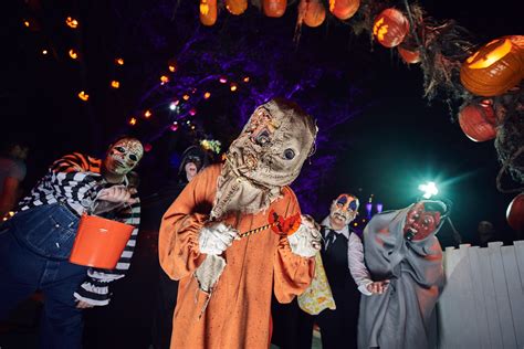 Halloween horror nights universal studios. Halloween Horror Nights Hollywood (2023). Photo: Paul Terry/Tara Bennett. A general rule of thumb for planning your Halloween Horror Nights trip is that visiting on weekends — or the closer the ... 