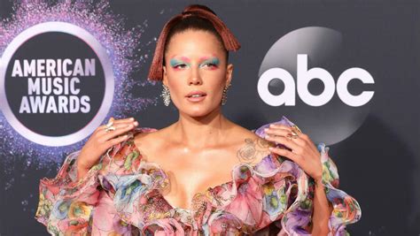 Halsey boob job. Jul 7, 2021 · Halsey, 26, has been going through two labors of love this summer. Not only is the two-time Grammy Award nominee about to become a first-time parent any day now with her screenwriter boyfriend ... 