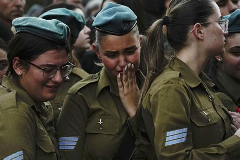 Hamas frees 2 Israeli women as US advises delaying ground war to allow talks on captives