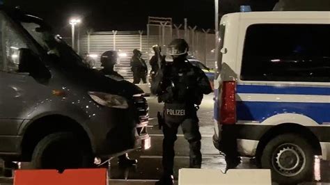 Hamburg Havalimanı’nda rehine krizi: 4 yaşındaki çocuğunu kaçırdı