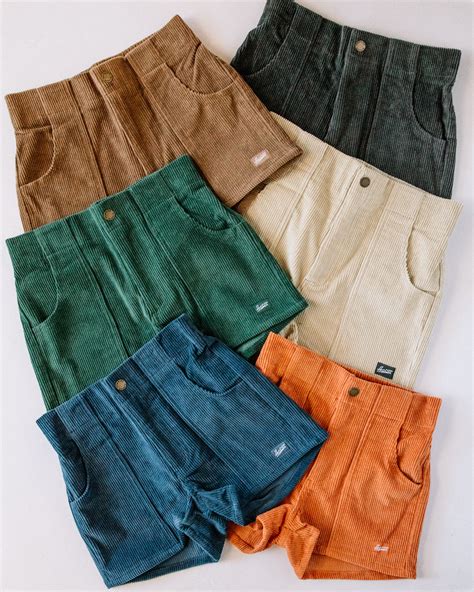 Hammies shorts. Let’s find out! I have gotten my hands on five items from Bearbottom Clothing. In this review I will be going over the following: The Stretch Shorts (97% cotton / 3% Spandex – $35) The Rec Shorts (90% polyester / 10% Spandex – $45) The Easy Shorts (discontinued) (60% cotton / 40% polyester – $35) The Stretch Swim Trunks (92% … 