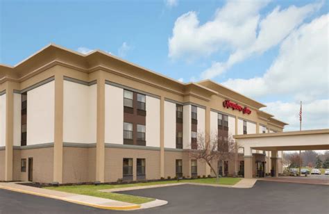 Hampton Inn Akron-Fairlawn is a Hampton Inn hotel located on Springside Dr in Akron, Ohio. The hotel has a 2.5-star rating; The closest airport is Cleveland Hopkins International Airport (22 miles) Golf courses near Hampton Inn Akron-Fairlawn.
