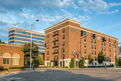  Hampton Inn & Suites Knoxville-Downtown. 618 West Main Street, Knoxville, Tennessee, 37902, USA. Directions Opens new tab. The hotel is located in the heart of downtown across from the convention center and close to UT, I-40, shops, restaurants and museums. 