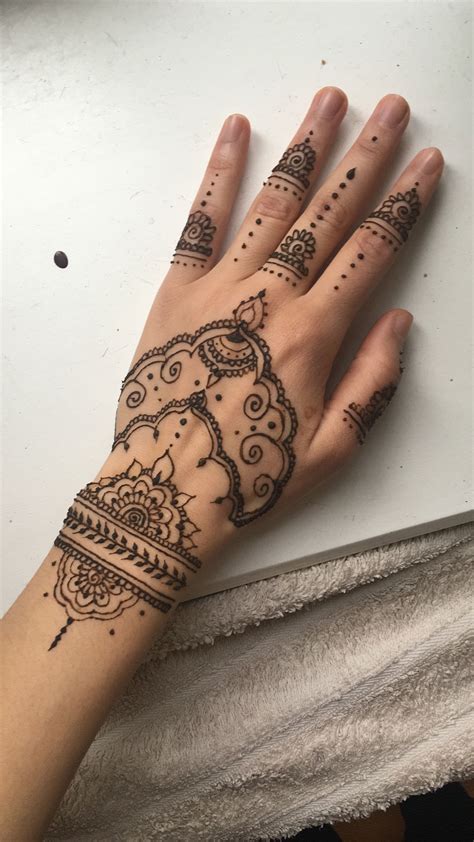 Discover a simple and elegant henna tattoo des