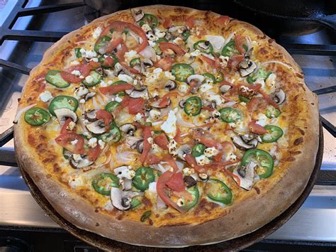 Hand tossed crust. 600 to 800 Watt microwave, cook for 4 minutes, 30 seconds. >800 to 1100 Watt microwave, cook for 3 minutes, 15 seconds. >1100 Watt microwave, cook for 3 minutes. Stuffed Crust Four Cheese Frozen Pizza. Microwave on HIGH as follows: 600 to 800 Watt microwave, cook for 4 minutes, 30 seconds. 