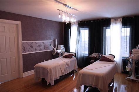 Our staff will work to improve quality of life through physical and mental rejuvenation. We've created peaceful sanctuaries, where you can take refuge for as little as one hour, or for as long as a day. Come visit one of our many Hanh Salon and Spa locations in Brampton and experience something you won't soon forget.