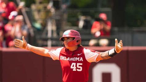 Hansen, Jennings homers lift Oklahoma to record 48th-straight win, 8-7 over Clemson in 9 innings.