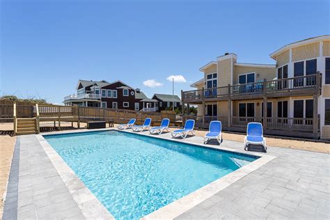 Happiness Comes in Waves Oceanfront Home in southern-shores …