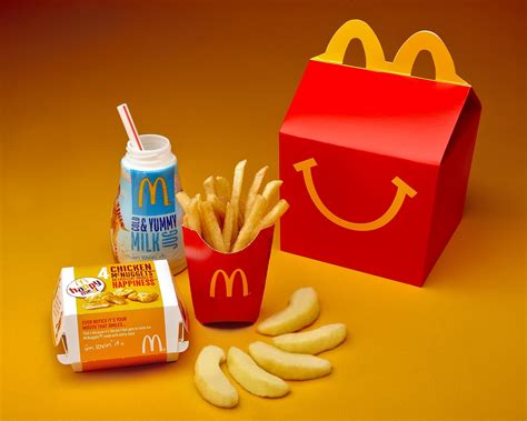Happy meal happy meal happy meal. The fast-food chain's chicken nugget Happy Meal comes with four chicken nuggets, a small fry, apple slices or yogurt, a toy, and a choice of milk, juice, or water. I decided to go with the juice. 