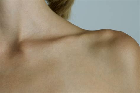 Hard lump on collarbone near shoulder. Overview. The thyroid gland is located in the lower front of the neck, below the voice box (larynx) located in the upper part of the neck, and above the collarbones. Thyroid cancer (carcinoma) usually appears as a painless lump in this area. In most cases, the lump affects only one side, and the results of thyroid function tests (blood tests ... 