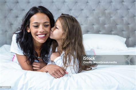 Harika Çocuk Anne Yatakta Öpüşme 4K Stok Video & 4K  iStock.