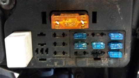 Where is the fuse box located on a 2000HD Ro