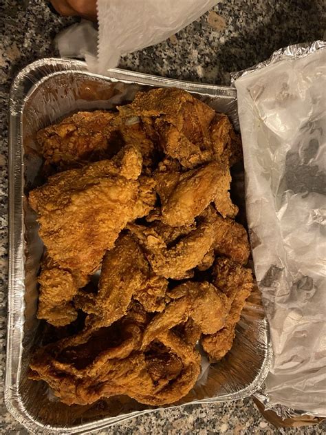 CHICAGO -- Harold's Chicken Shack, a Chicago cuisine staple for eight decades, is known for its delectable fried chicken, often smothered in a trademark mild sauce. Chicago's most famous fried .... 