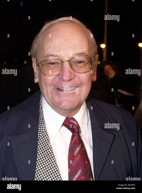 Harry Carpenter, the &lsquo;Voice of Boxing&rsquo; in Britain, Dies at 84