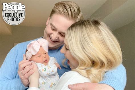Has peter doocy had his baby. Fox News White House Correspondent Peter Doocy and Fox Business reporter Hillary Vaughn announced on Thursday the birth of their first child, according to People magazine. Doocy and Vaughn, who ... 