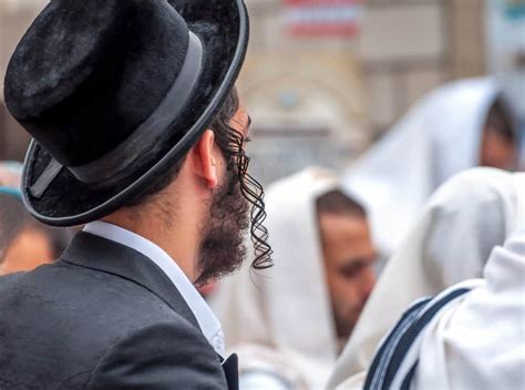 Jul 8, 2015 · The traditional dress of Hasidic Jews is very recognizable. Men wear large brimmed hats with long black coats, they usually have thick beards, and wear long curls at each side of their face. . 