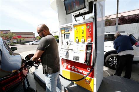 Hasta $7 el galón: por qué sigue subiendo el precio de la gasolina en EEUU