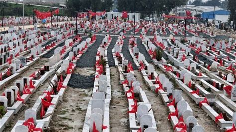 Hatay’da deprem mezarlığı bayraklarla donatıldı - Son Dakika Haberleri