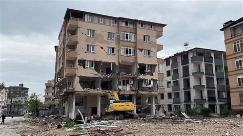 Hatay’da depremlerde ağır hasar alan 4 bina yıkıldı