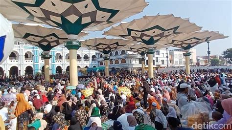 Haul mbah hamid.  Bahaudin NursalimFacebook SantriTVhttps://www.  Puluhan ribu j...