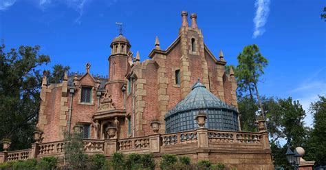 Haunted mansion wdw. Although the Haunted Mansion is located in Disneyland’s New Orleans Square and appears to be a typical antebellum manse, it was inspired by a home almost 999 miles to the north—Baltimore. The ... 