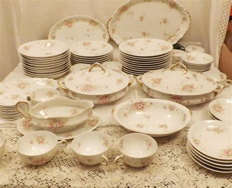 Jan 15, 2016 · Haviland Limoges . One name that is immediately connected with Limoges is Haviland and Company. David Haviland moved to France in 1842 after having owned a business in New York, his factory in Limoges created primarily dinner services exclusively for the American market. Haviland porcelain became {and still is} a status symbol especially for ... . 