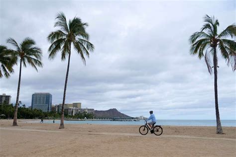 Hawaii Closes Beaches, Parks in Honolulu Amid Rising COVID-19