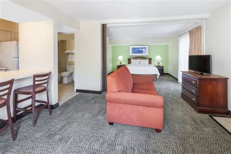 Hawthorn Suites by Wyndham Dallas Love Field Airport in TX - Priceline.com