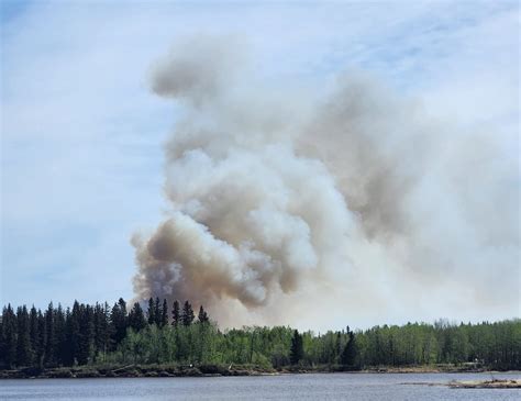 Hay River, N.W.T., residents allowed to return Thursday as wildfire burns nearby