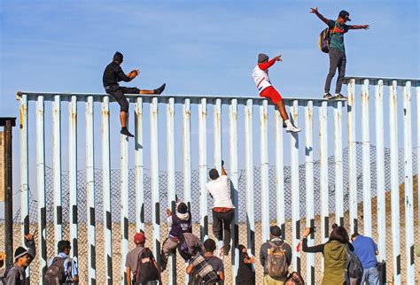 Hay casi 10.000 migrantes en la frontera sur de EE.UU., a horas del final del Título 42