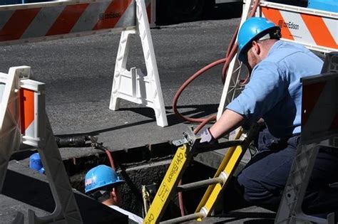 Hazards of Confined Space in Hindi - SOLVER SAFETY