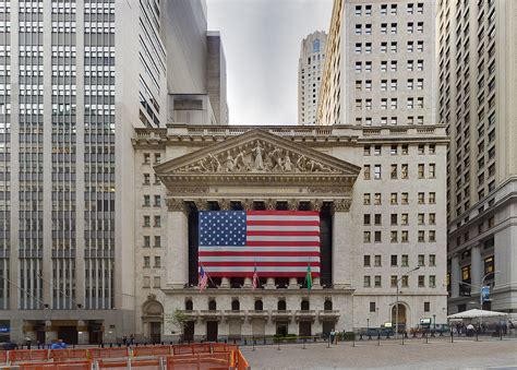 Each major bond market around the world has its own closing hours, but the New York Stock Exchange (NYSE) closes at 4:30 p.m. EST, according to the Financial Web. Bond trading begins on the NYSE at 9:30 a.m. EST.. 