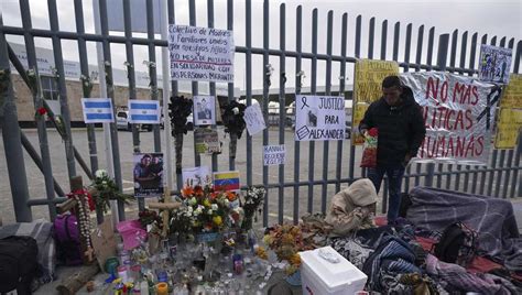 Head of Mexican immigration agency charged after fatal fire