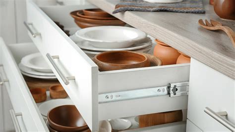 Head to Head: Kitchen Drawers vs Pull Out Shelves