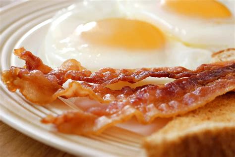 Healthiest bacon. Preheat your oven to 400 degrees Fahrenheit and lay the bacon strips on a baking sheet. Cook the bacon for about 20 minutes, or until it is crispy. Remove the bacon from the oven and drain it on a paper towel. Serve the bacon with your favorite breakfast foods, such as pancakes, waffles, or eggs. 
