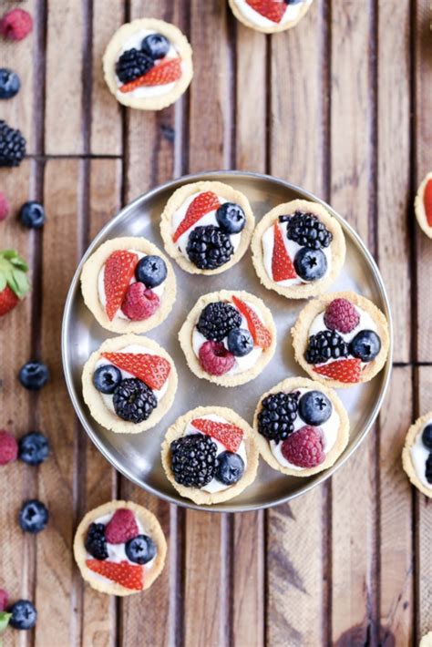 Healthy desserts to buy. 9 delicious healthy treats Craving a treat but don't want to ruin the diet? Try these ideas for heart-healthy savoury snacks and healthy desserts. 1. Try yoghurt-dipped strawberries. Instead of chocolate biscuits. These are a healthier alternative to chocolates or biscuits. 