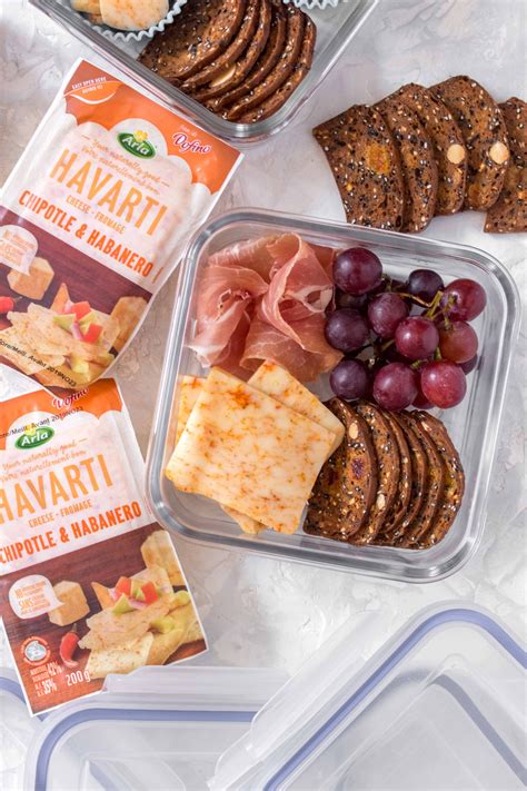 Healthy lunchables. Aioli and Turkey bento box – Deli turkey, baby carrots, cherry tomatoes, pita chips, aioli dip, and some blueberries make a well-balanced lunch. Vegan bento box – You can make several healthy and delicious vegan lunchables. Add in Vegan baguette, sliced avocado, tofu Gouda, mushroom pate, and some sliced kiwis. 