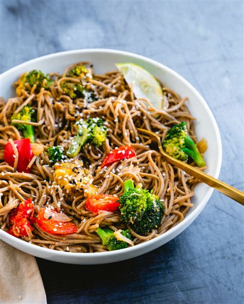 Healthy noodle. For egg noodles, this equates to about 1½ mugfuls of noodles, with 210kcal, 1.2g fat, 40g carbs and 8g protein. Healthy noodle recipes for you to try. Chicken noodle okonomiyaki; Prawn laksa stir-fry; Egg-drop chicken and noodle soup; Stir-fried pork with rice noodles, peanuts and choy sum; Chinese pork mince and noodles 